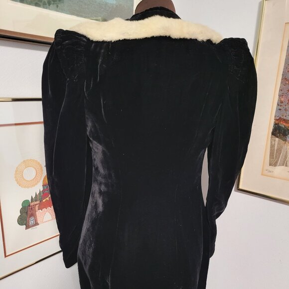 Vintage 1920's Black Velvet Long Dress Coat with Fur Collar - Picture 5 of 9
